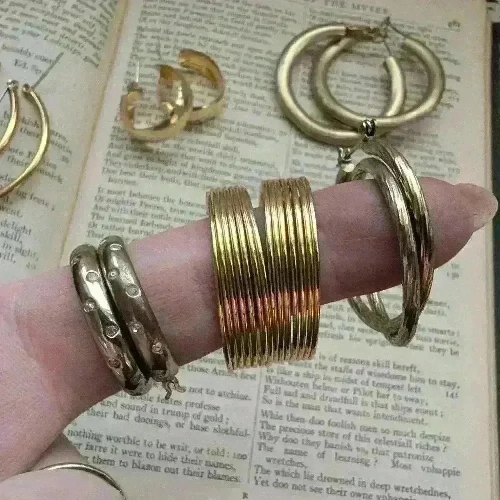Set of 6 vintage goldtone hoop earrings - Picture 9 of 10